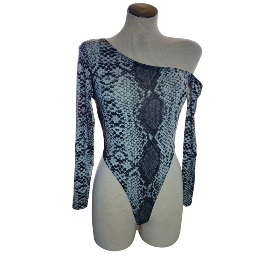 Boohoo Off The Shoulder Gray Asymmetric Snake Print Bodysuit Top  Size 8 NWT